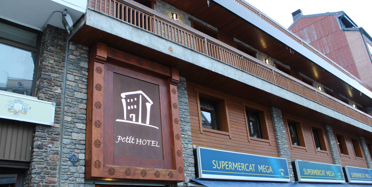 1906x960-hotelpetithotel.jpg