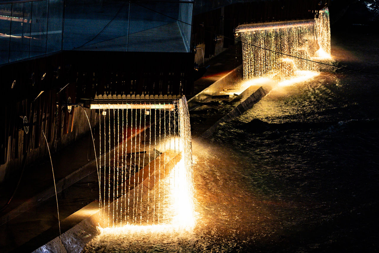 21/06/2023 proves del projecte de les fonts de colors de gran format  sobre el riu Valira a la zona de la plaça de la rotonda la corporació del comú Foto: Comú d'Andorra la Vella/Tony Lara