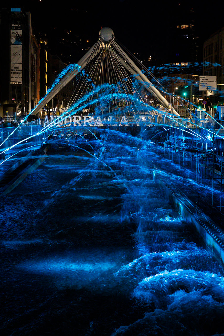 21/06/2023 proves del projecte de les fonts de colors de gran format  sobre el riu Valira a la zona de la plaça de la rotonda la corporació del comú Foto: Comú d'Andorra la Vella/Tony Lara