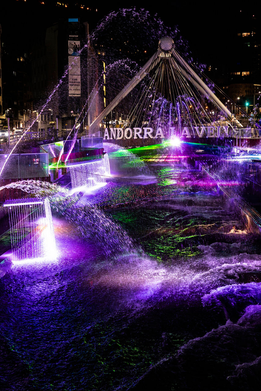 21/06/2023 proves del projecte de les fonts de colors de gran format  sobre el riu Valira a la zona de la plaça de la rotonda la corporació del comú Foto: Comú d'Andorra la Vella/Tony Lara