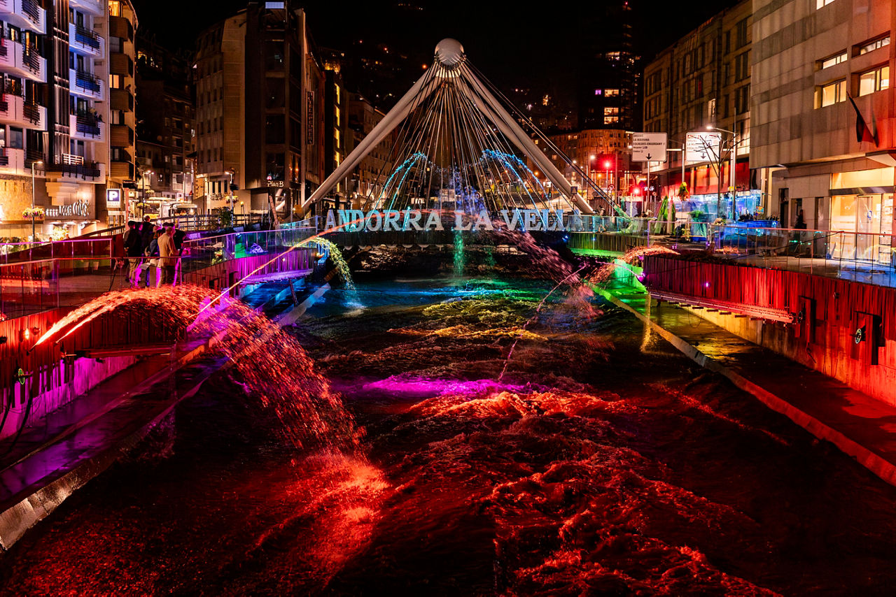 27/06/2023 proves del projecte de les fonts de colors de gran format  sobre el riu Valira a la zona de la plaça de la rotonda la corporació del comú Foto: Comú d'Andorra la Vella/Tony Lara