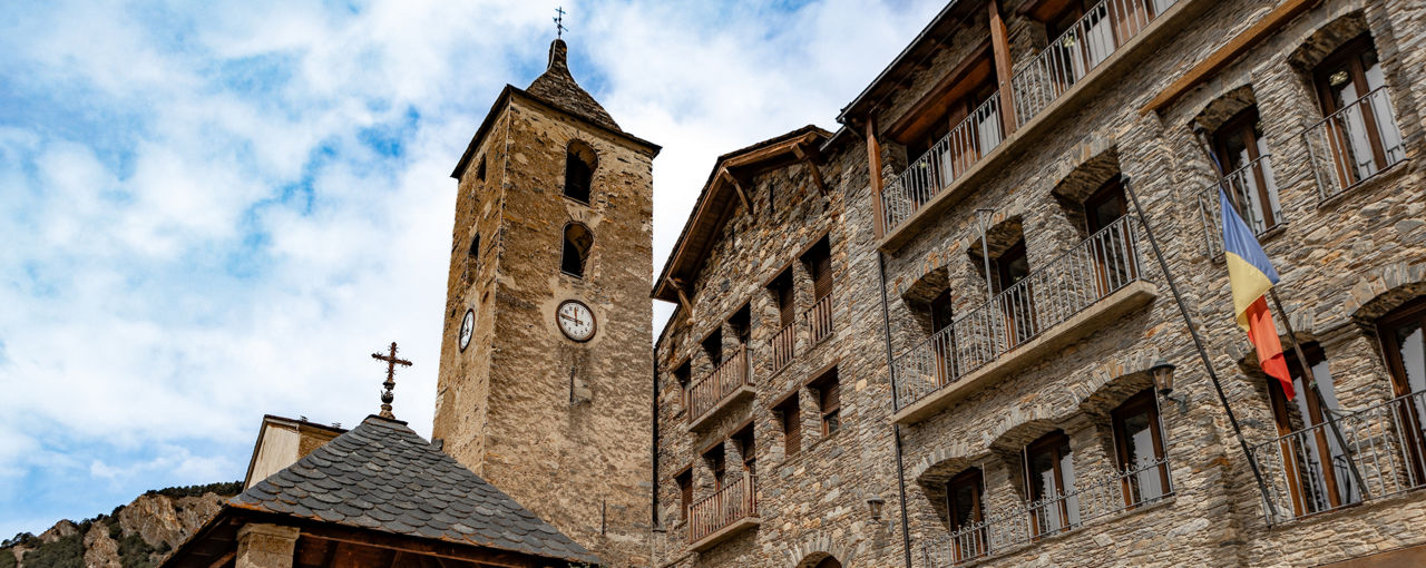 /content/dam/visitandorra/ca/assets/images/què-fer/cultura/cultural-itineraries/ordino/2024-andorraworld-visit-andorra-2024%252c Carolina De Santis%252c centre històric%252c església%252c horitzontal%252c Ordino%252c primavera%252c Sant Corneli i Sant Cebrià-3V7A1668.jpg