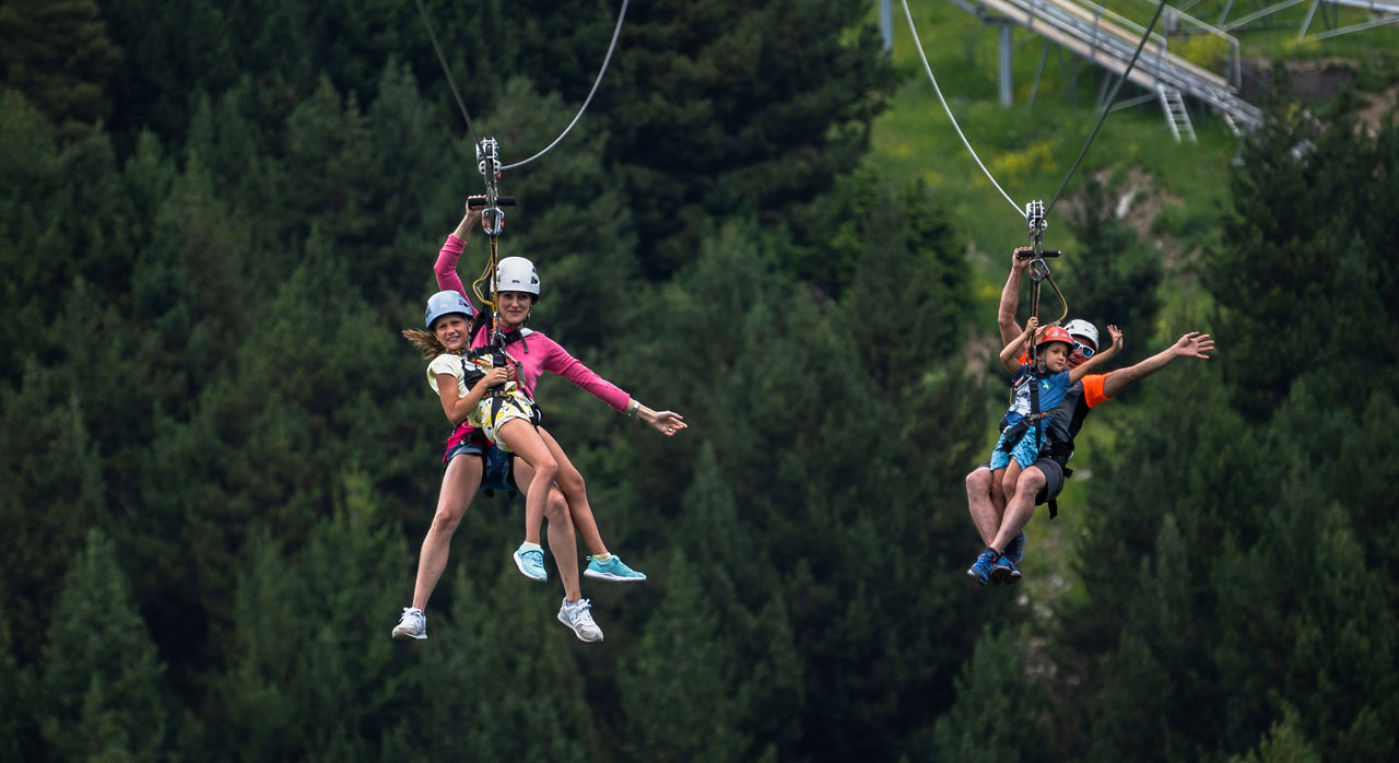 /content/dam/visitandorra/ca/assets/images/què-fer/natura/activitats-d'estiu-a-andorra/21072020-EMI00083Tirolina_Canillo_Preset1.jpg