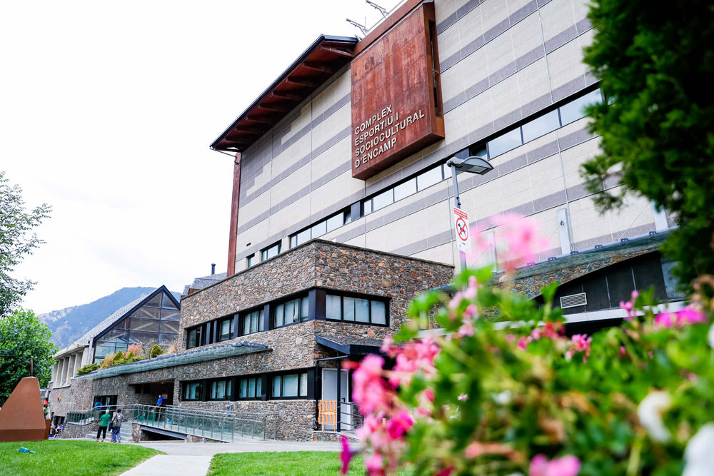 51d00a2b55df-1000x667-complex-esportiu-sociocultural-encamp1.jpg
