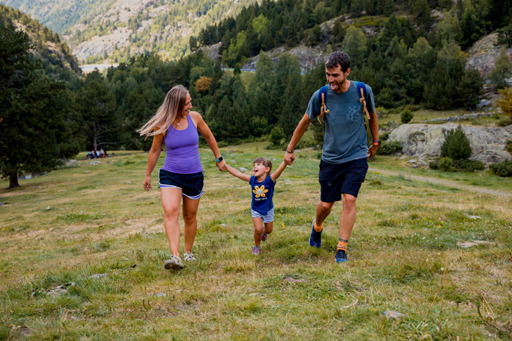 /content/dam/visitandorra/ca/assets/images/què-fer/natura/activitats-i-oci-per-a-tothom/736X490_landing-famila-senderisme-amd-nens.jpg
