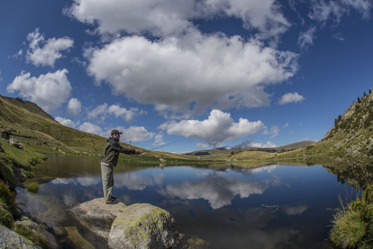 /content/dam/visitandorra/ca/assets/images/què-fer/natura/distribuidora-natura/AND TURISME PESCA LLAC CUBIL025-min.jpg
