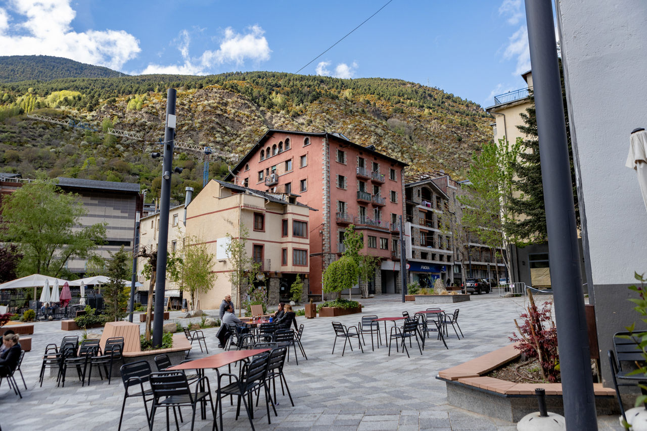 /content/dam/visitandorra/ca/assets/images/què-fer/gastronomia/terrasses-gastronòmiques-estiu/ATT_bar-centre_històric-Encamp-3V7A2598.jpg