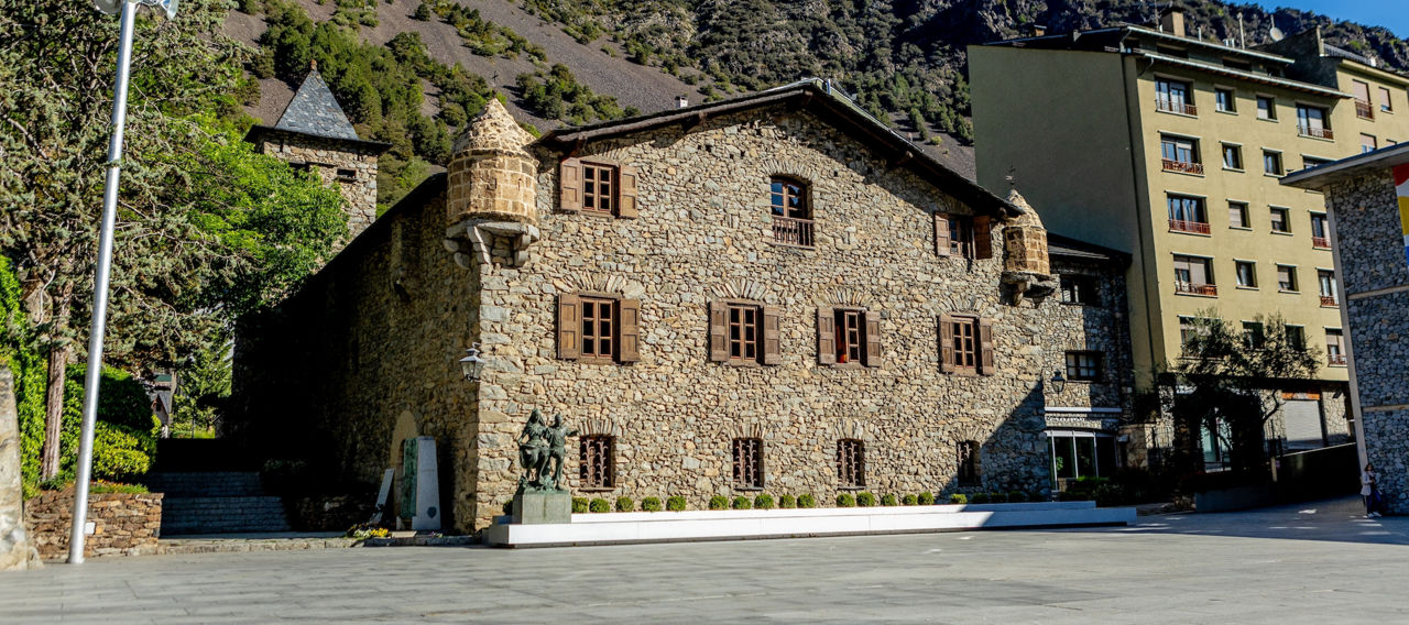 /content/dam/visitandorra/ca/assets/images/què-fer/cultura/cultural-itineraries/andorra-la-vella/Andorra-la-Vella-casa de la vall_.jpg