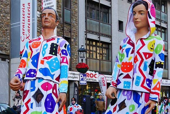 Carnaval Canillo 2022 Arlequins gegants.jpg