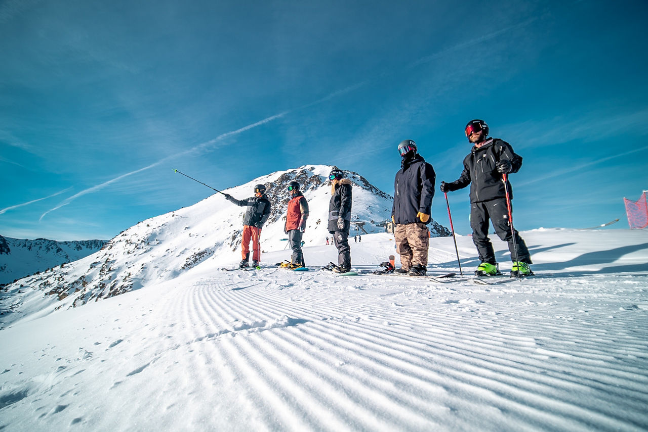 /content/dam/visitandorra/ca/assets/images/què-fer/natura/esqui/activitats-d'hivern-a-andorra/GV_ACTITUD_AMICS_Emilio Sedano (2) (1).jpg