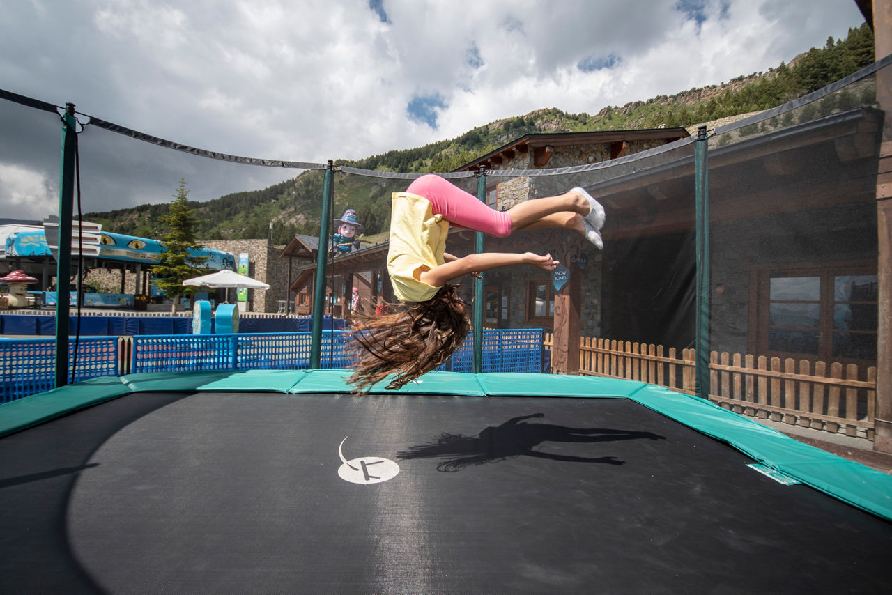/content/dam/visitandorra/ca/assets/images/experiencies/familia/escapada-a-andorra-amb-nens/GV_ENSISA_MON(T) MAGIC_LLITS ELÀSTICS (2).JPG