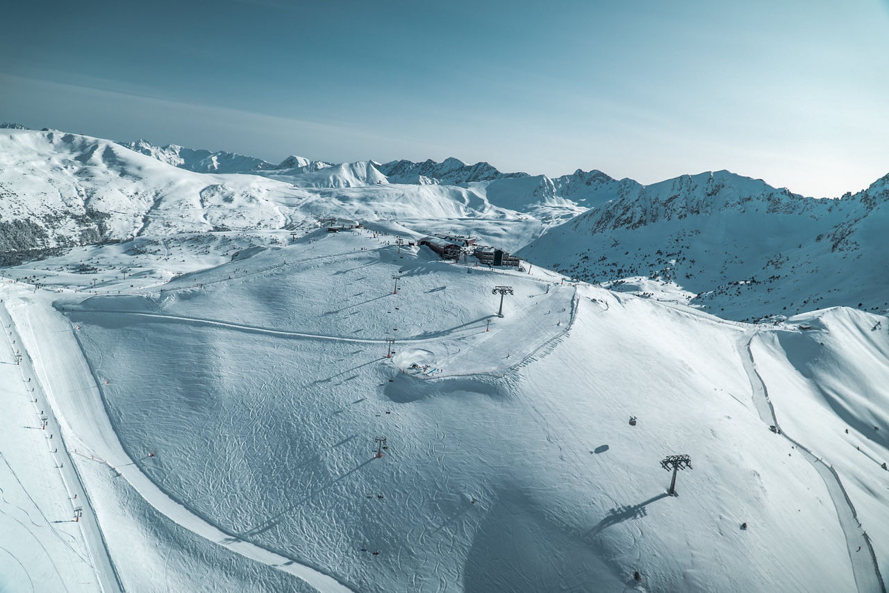 /content/dam/visitandorra/ca/assets/images/què-fer/natura/esqui/distribuidora-esqui/GV_PAISATGES I PISTES_Soldeu El Tarter_Emilio Sedano (14) (1)-min.jpg