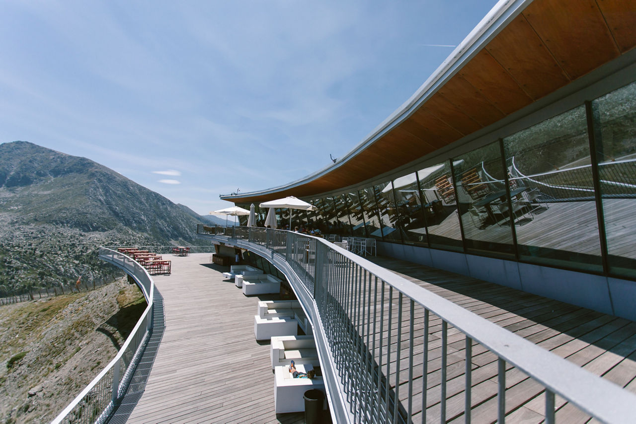 /content/dam/visitandorra/ca/assets/images/què-fer/natura/grandvalira-estiu/RESTAURANT I TERRASSA SOLANELLES ESTIU.jpg