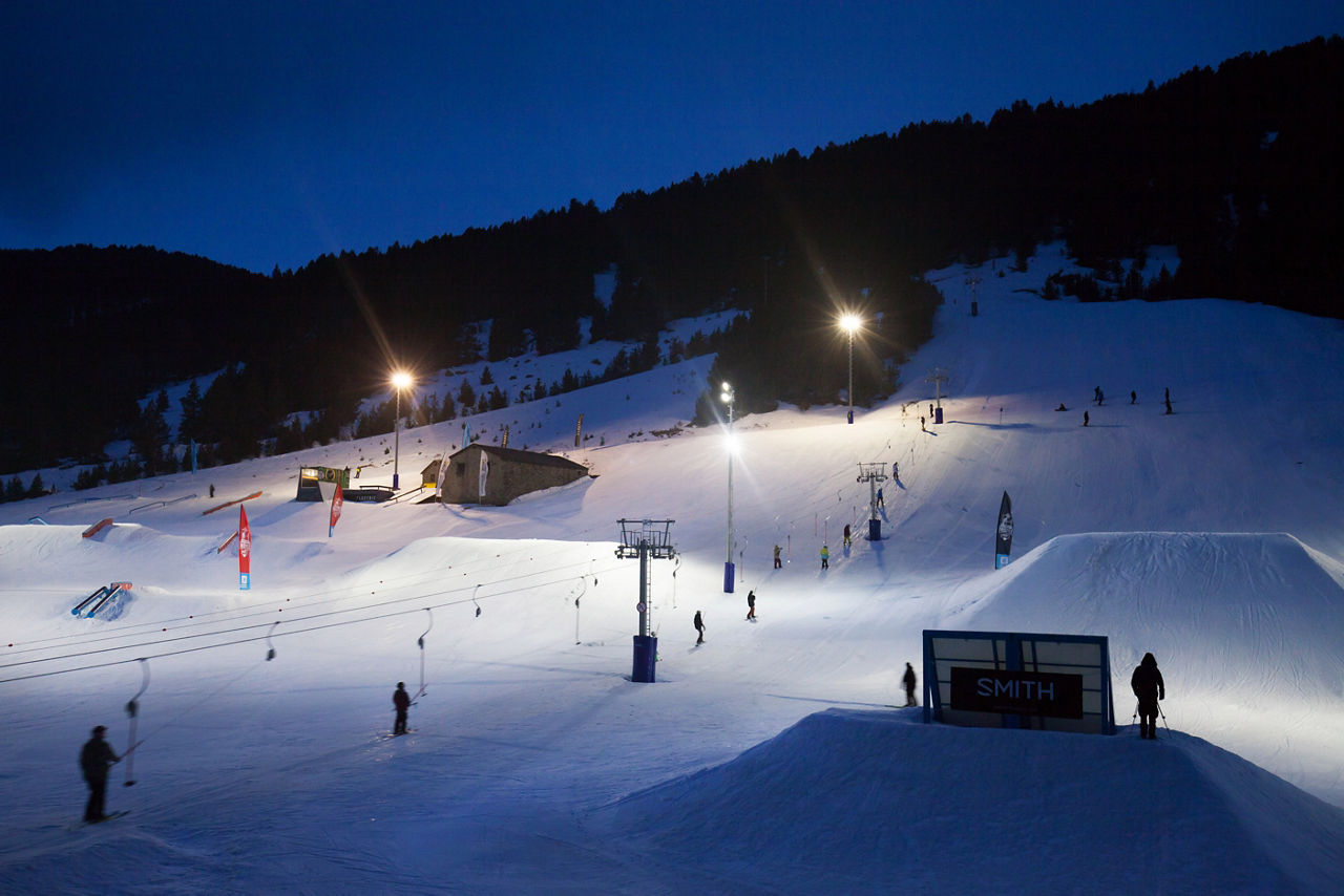 /content/dam/visitandorra/ca/assets/images/experiencies/experiències-de-nit/Snowpark Henrik Harlaut (3).jpg