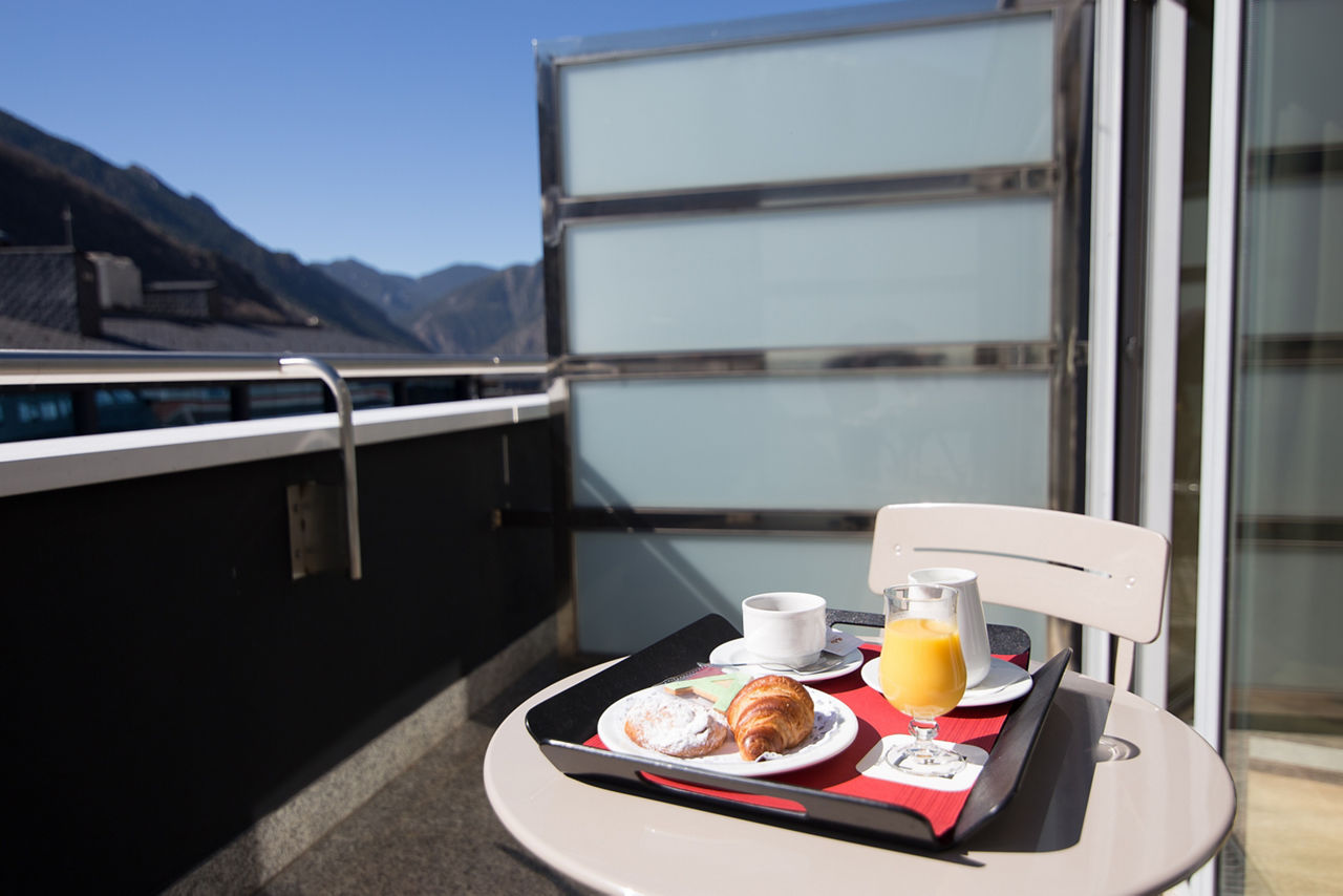 Yomo Centric Esmorzar terrassa 1.jpg