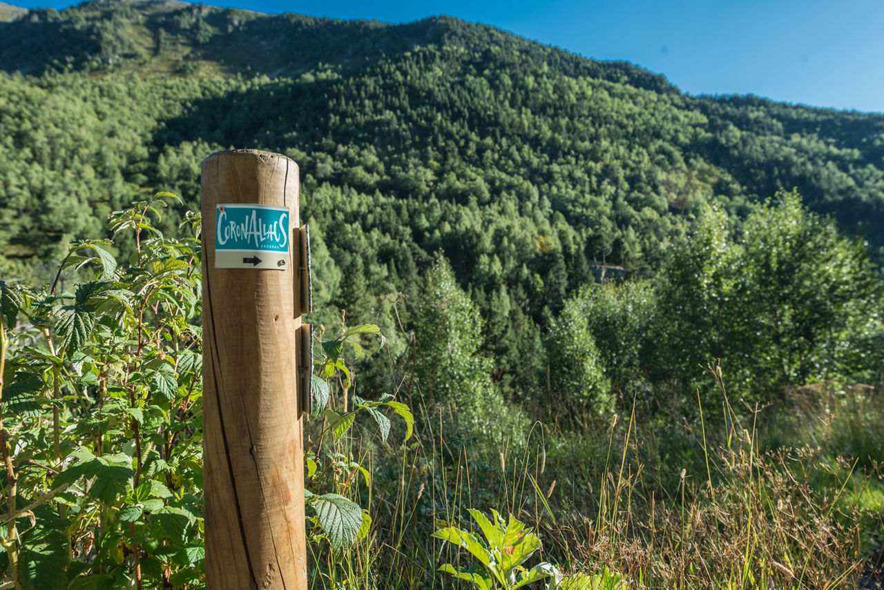 /content/dam/visitandorra/ca/assets/images/què-fer/natura/rutes-de-muntanya/_ERV5551_20170820_senyalitzacio_coronallacs.jpg
