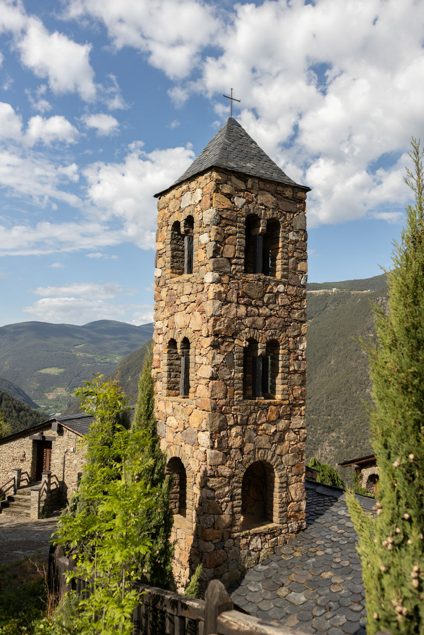 /content/dam/visitandorra/ca/assets/images/què-fer/cultura/cultural-itineraries/sant-julia-de-loria/andorraworld-desantis-carolina-2024-auvinya--Sant-julia-de-loria--vertical-3V7A5526.jpg