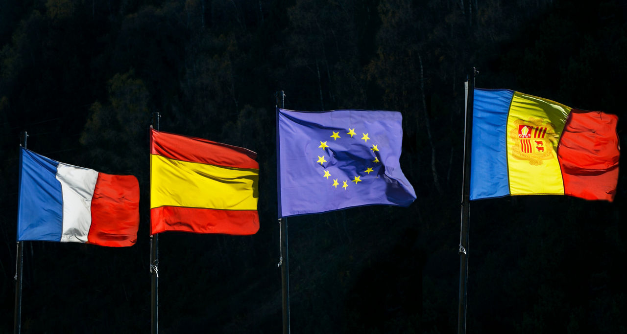 /content/dam/visitandorra/ca/assets/images/coneix-andorra/el-més-bàsic/bandera andorra idiomes.jpg