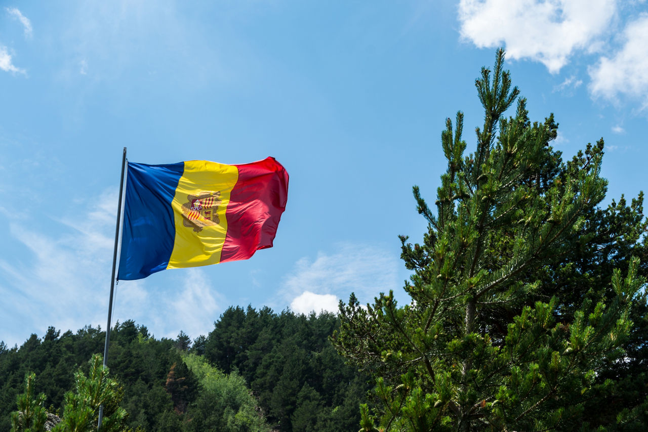 /content/dam/visitandorra/ca/assets/images/coneix-andorra/una-mica-d'història/bandera-andorra.jpg