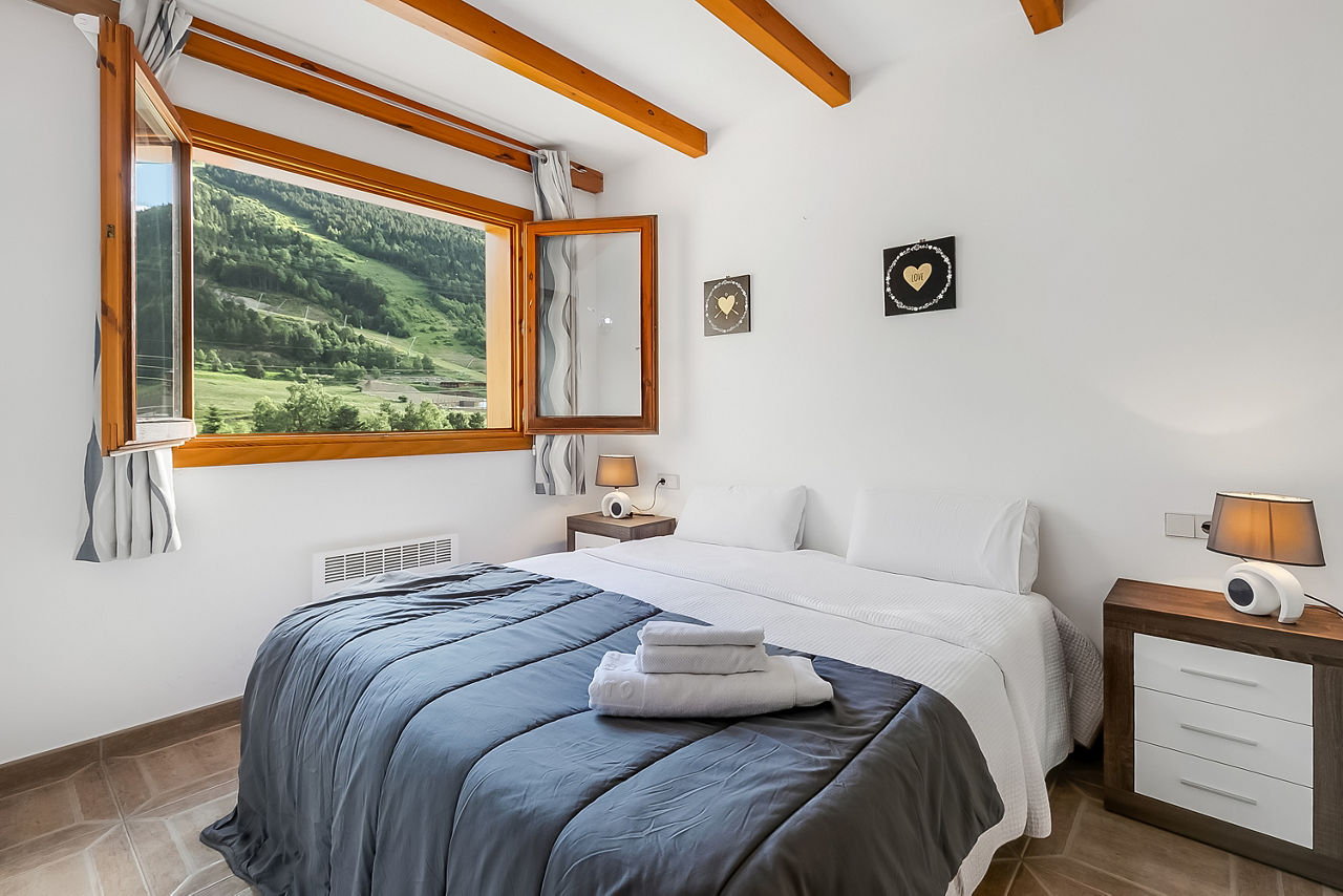 bedroom with mountain view.jpg