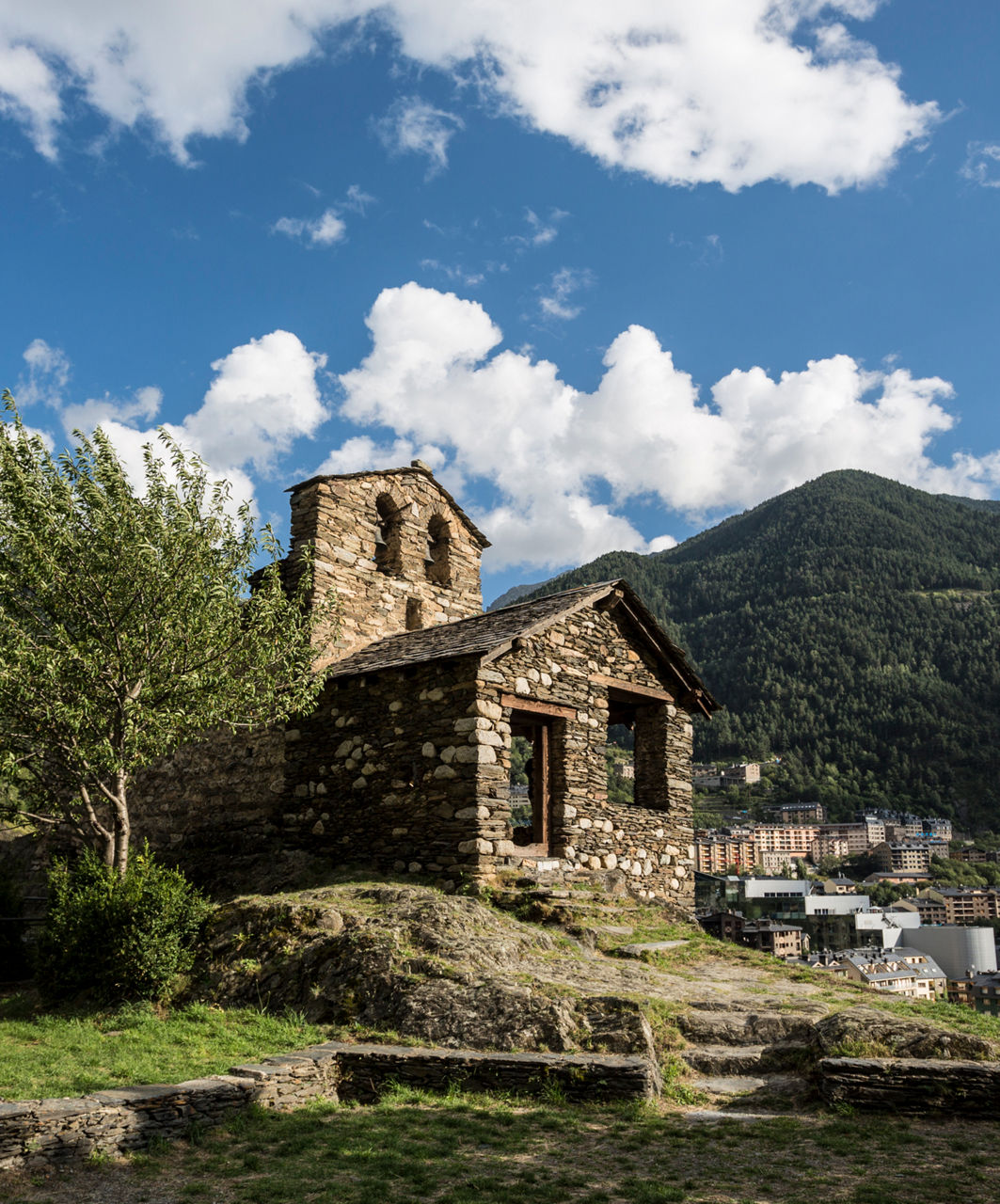/content/dam/visitandorra/ca/assets/images/coneix-andorra/explora-andorra/encamp-vertical.jpg