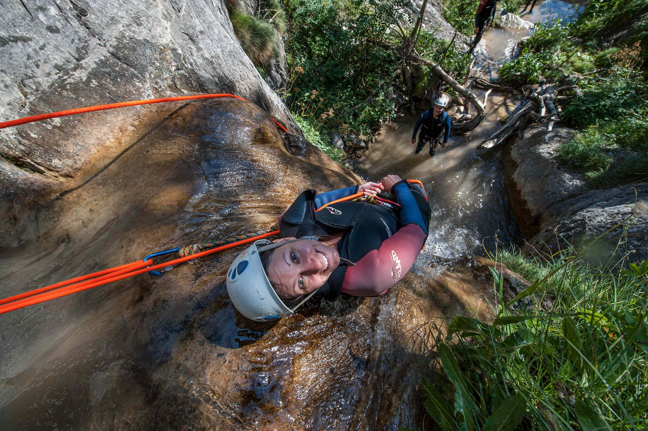 /content/dam/visitandorra/ca/assets/images/què-fer/natura/active-tourism-companies-entities/experiencia en muntanya - barranquisme.jpg