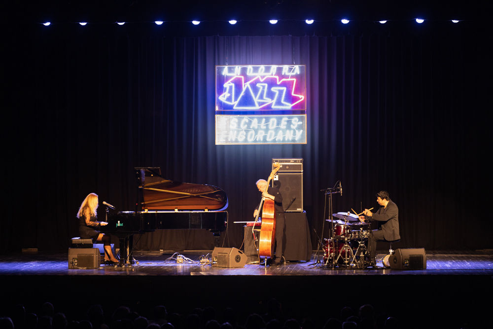 f2a8ee02b8ec-1000x667-and-jazz-esc-eng-25.jpg