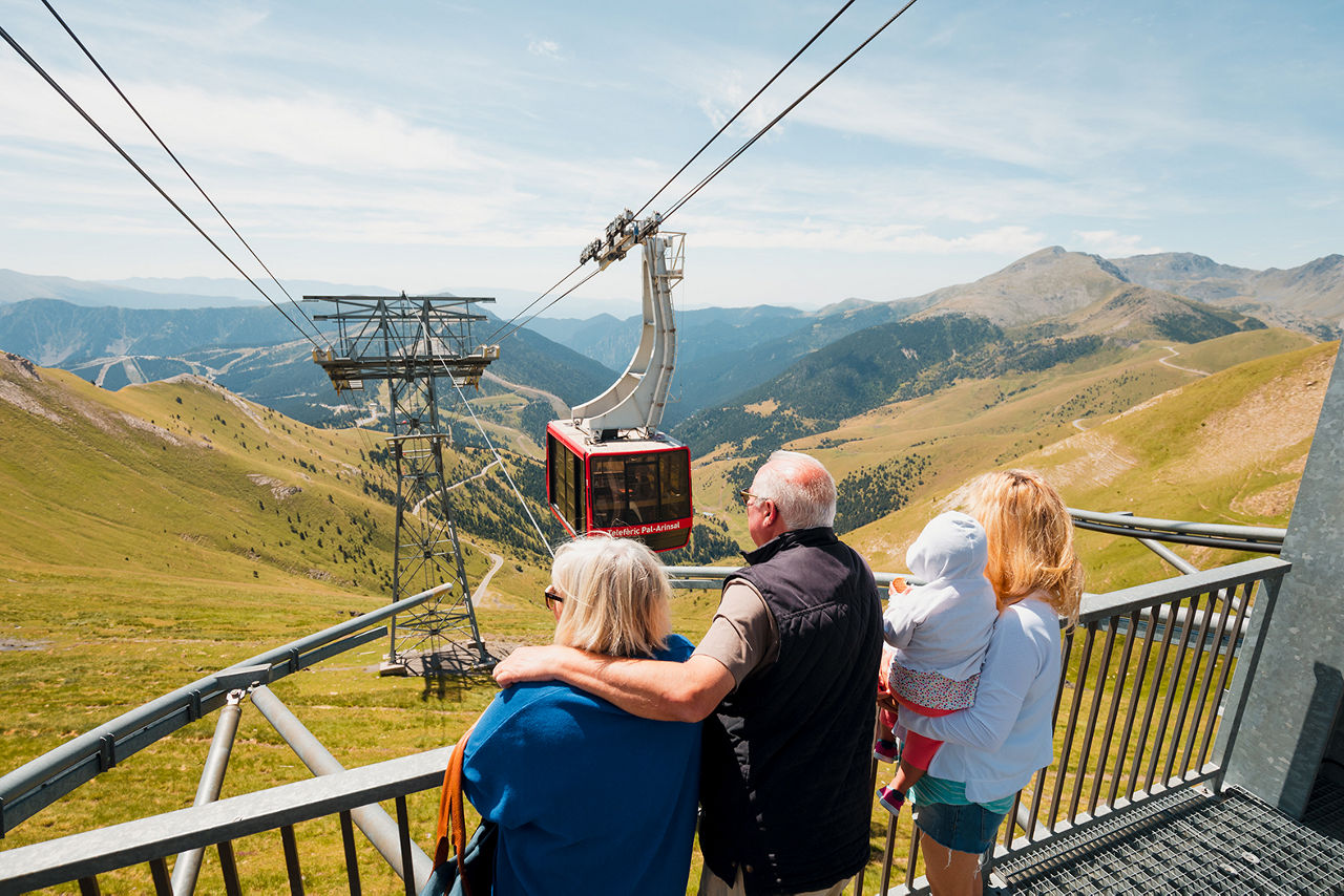 /content/dam/visitandorra/ca/assets/images/què-fer/natura/pal-arinsal-estiu/familia teleferic pal arinsal.jpg