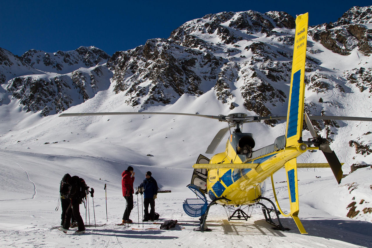/content/dam/visitandorra/ca/assets/images/què-fer/natura/active-tourism-companies-entities/heliand - vols helicopter.jpg