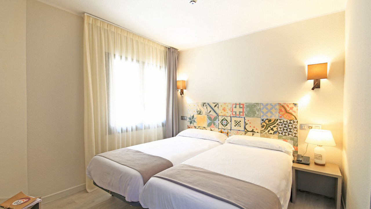 interior-habitacion-cama-luces-vista-general-hotel-tudel-escaldes-engorany-andorra-1709720741.webp