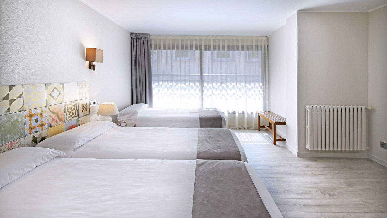 interior-habitacion-camas-vista-lateral-hotel-tudel-escaldes-engorany-andorra-1709720741.webp