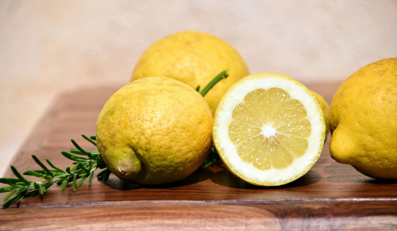 /content/dam/visitandorra/ca/assets/images/què-fer/gastronomia/receptes-d'andorra/vi-calent-cremat/lemons-2252560_1920.jpg
