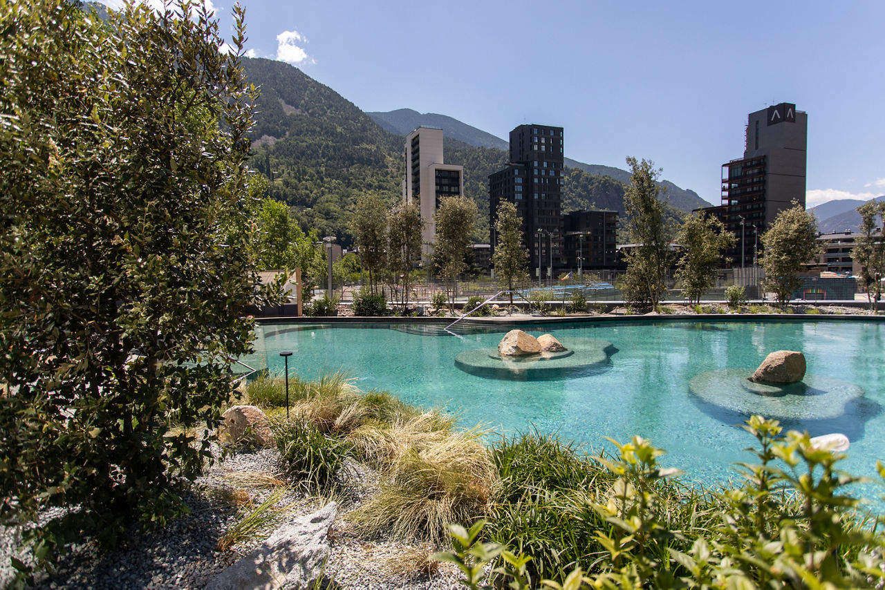 /content/dam/visitandorra/ca/assets/images/què-fer/relax/distribuidora-relax/llac exterior_img4.jpg