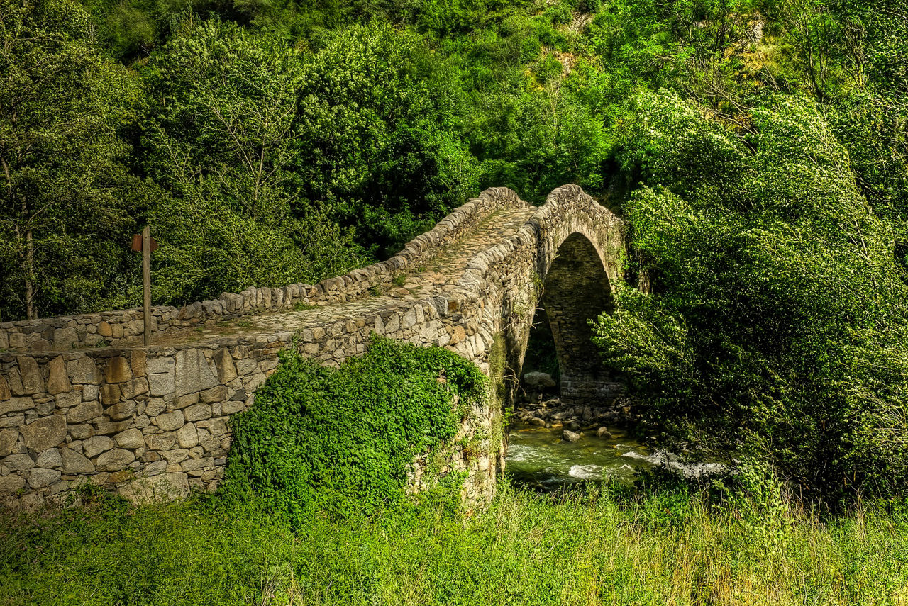 /content/dam/visitandorra/ca/assets/images/què-fer/natura/activitats-d'estiu-a-andorra/medieval-bridge-2228615_1920.jpg
