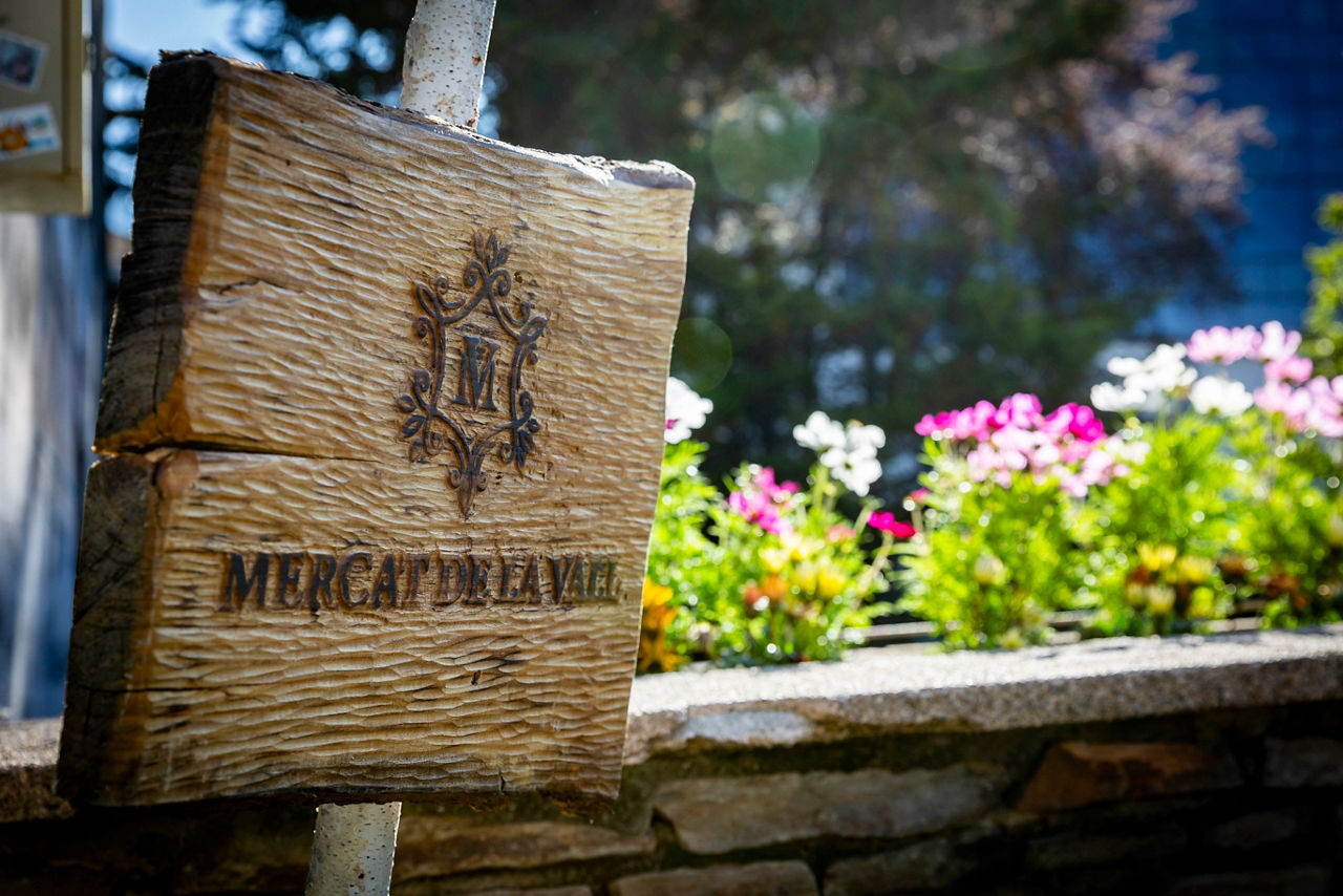 03/06/2023 Torna cada primer dissabte de mes el Mercat de la Vall al Centre Històric d'Andorra la Vella, barri antic , tematica productes agroalimentaris i artesania creativa  amb  l'Associació de Comerciants del Centre Històric parades i turistes  foto: Tony Lara / Comú d'Andorra la Vella