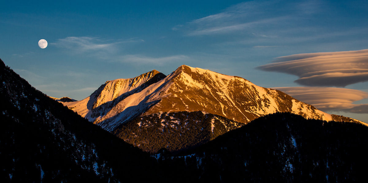 /content/dam/visitandorra/ca/assets/images/experiencies/experiències-de-nit/muntanya nit lluna.jpg