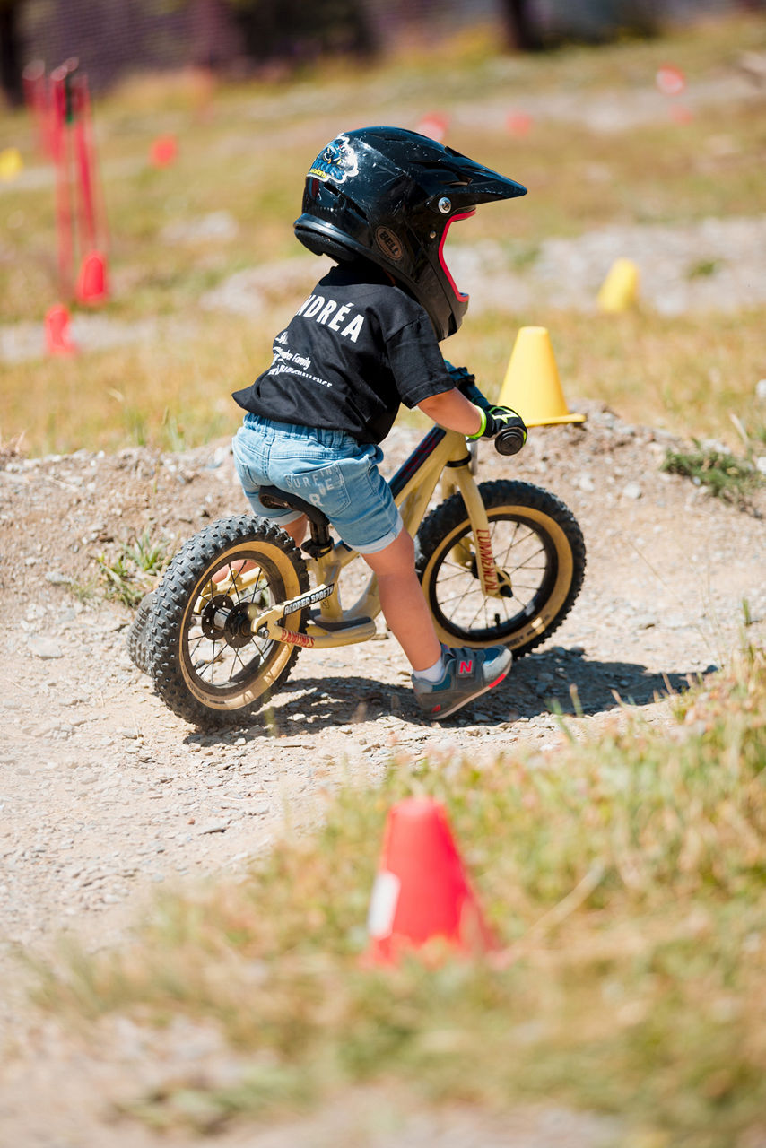 /content/dam/visitandorra/ca/assets/images/què-fer/natura/pal-arinsal-estiu/nen bici Pal Arinsal.jpg