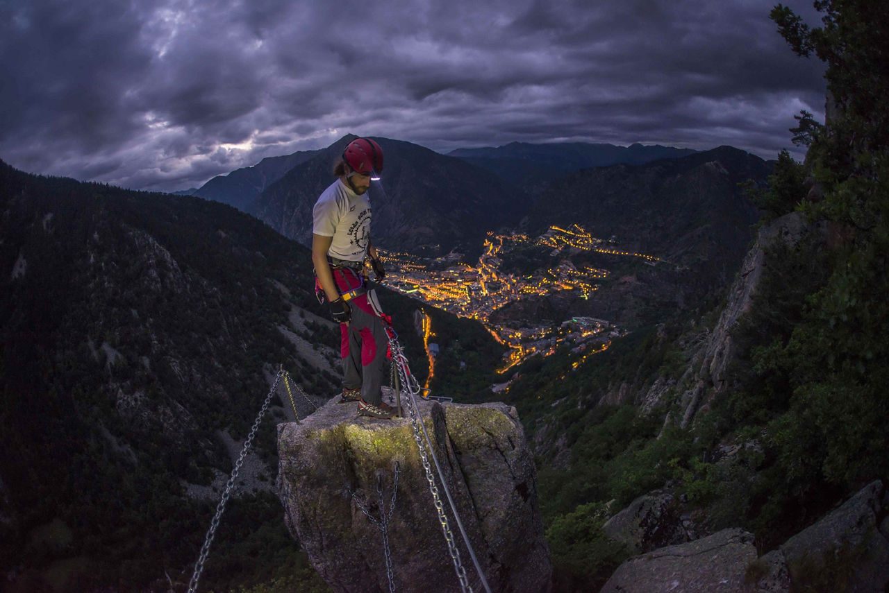 /content/dam/visitandorra/ca/assets/images/què-fer/natura/active-tourism-companies-entities/pas a pas - via ferrata.jpg
