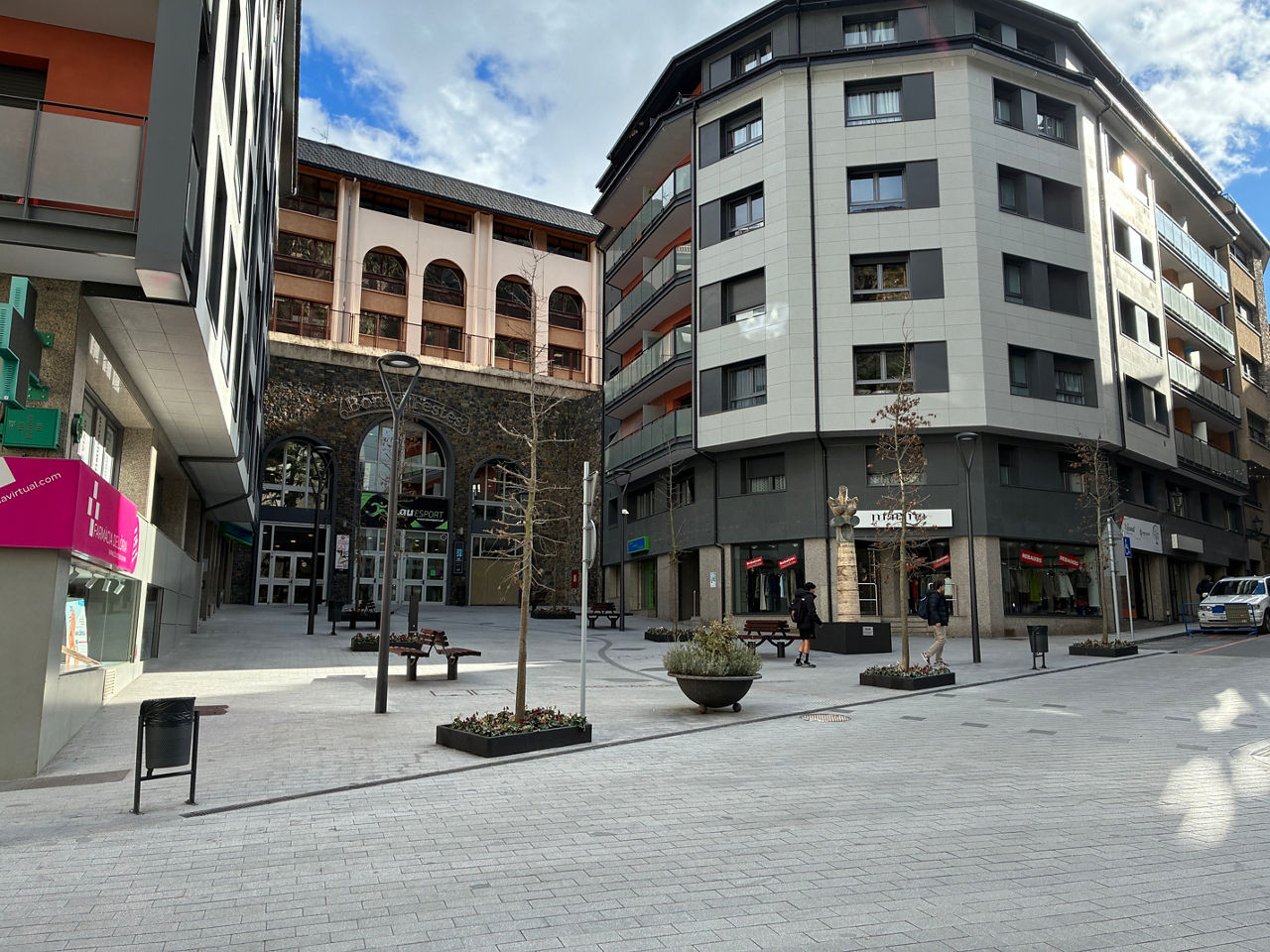 plaça calonge de lluny.jpg