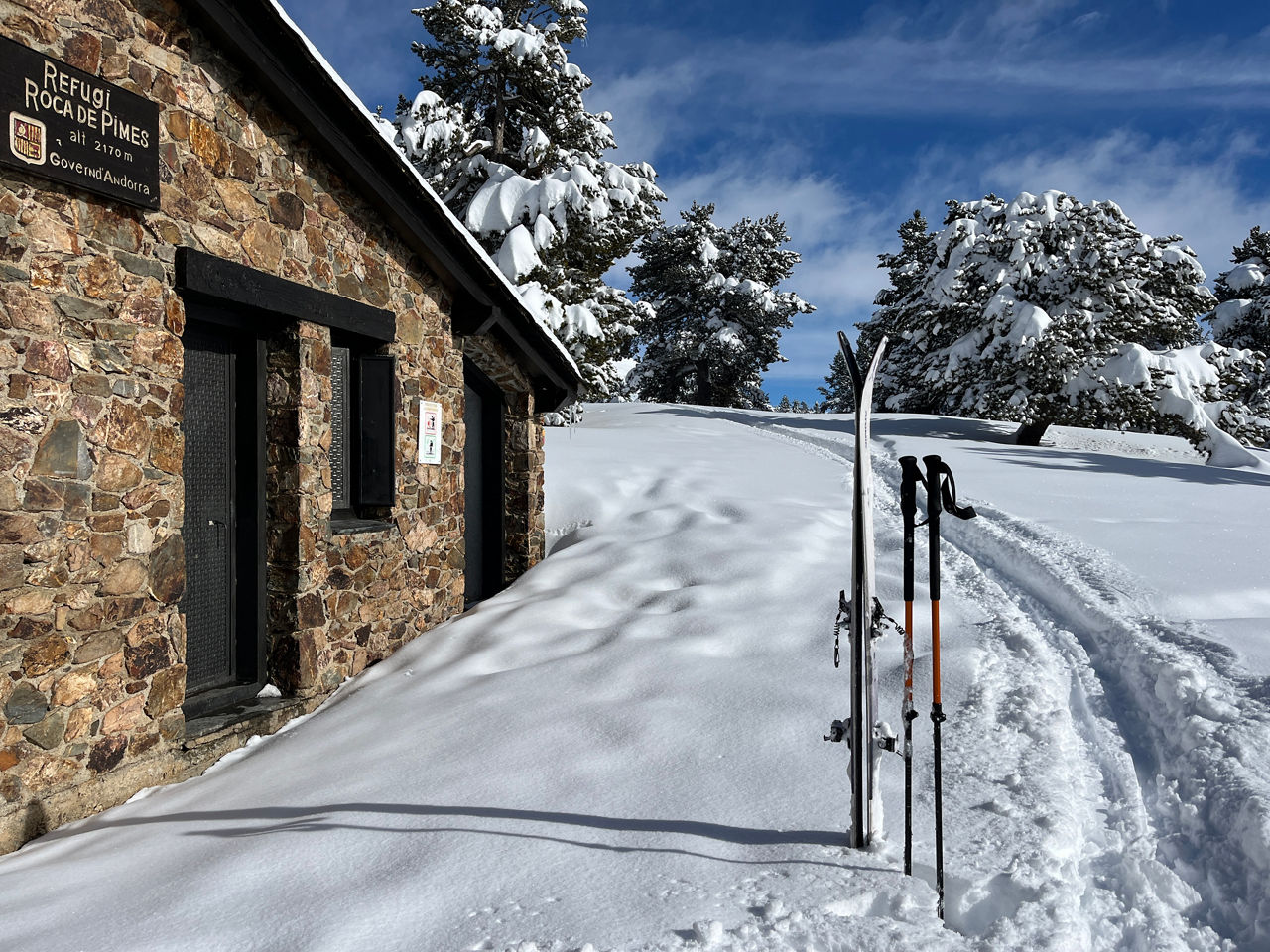 refugi roca de pimes.JPG