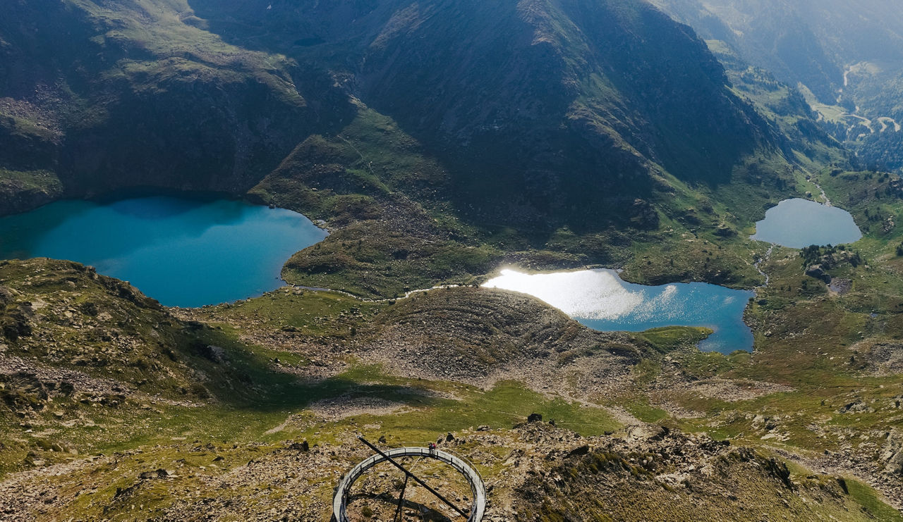 /content/dam/visitandorra/ca/assets/images/què-fer/natura/ordino-arcalis-estiu/rellotge-solar-arcalis i llacs tristaina.jpg