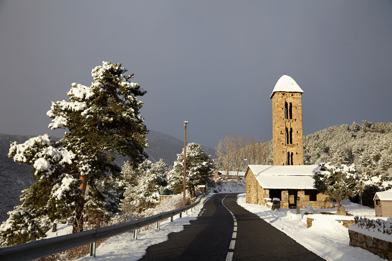 Caldea i l'església de sant Pere Màrtir es troben en ple Escaldes-Engordany 