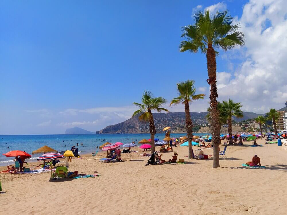 Costa Blanca Best Beaches: Golden sand with multicoloured parasols