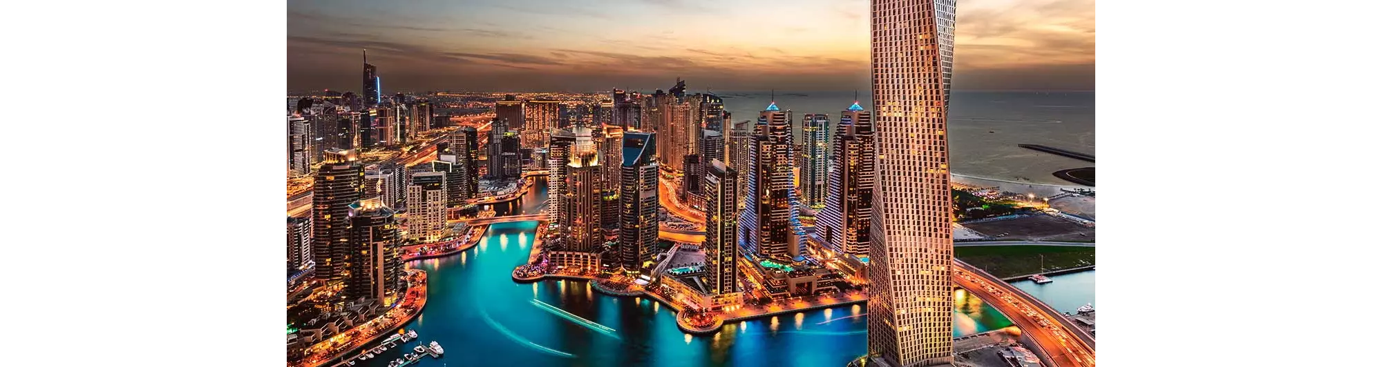 Dubai bei Nacht: Die Expo Dubai findet in einer der modernsten Städte der Welt statt.