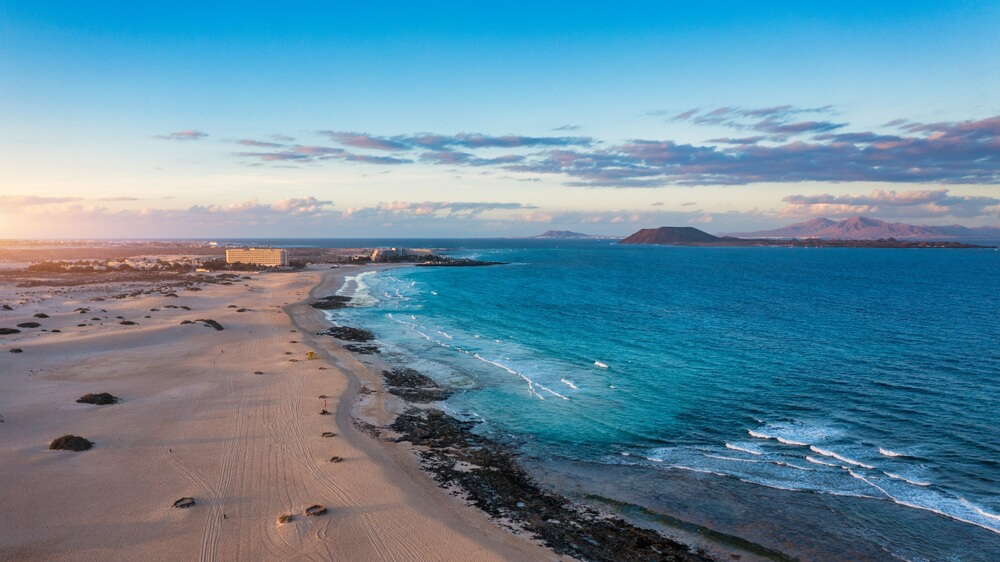 Adults-only hotels in Spain: View of the hot tub and sun loungers at Barceló Corralejo Bay