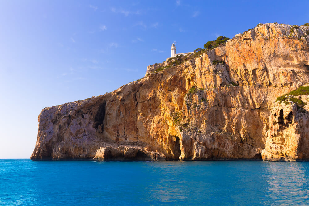 Alicante Urlaub: Leuchtturm auf dem Cabo de la Nao vom Wasser aus gesehen.