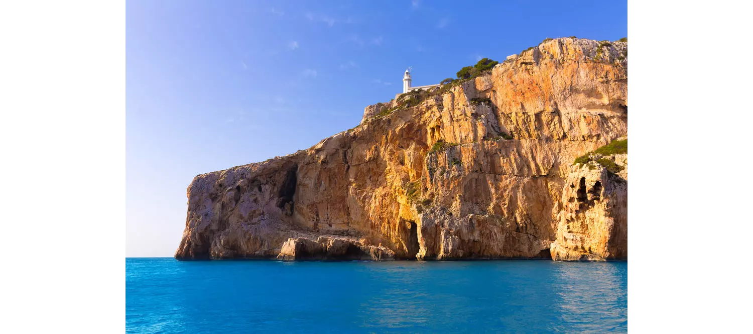 Alicante Urlaub: Leuchtturm auf dem Cabo de la Nao vom Wasser aus gesehen.