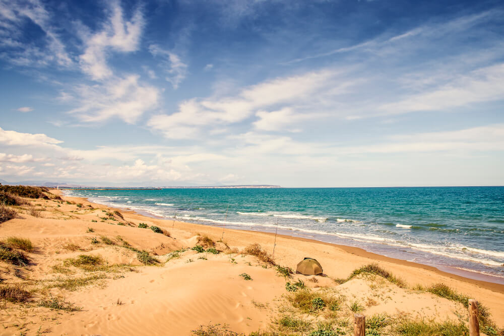 Costa Blanca Urlaub: Dünen mit grüner Vegetation und blauem Meer