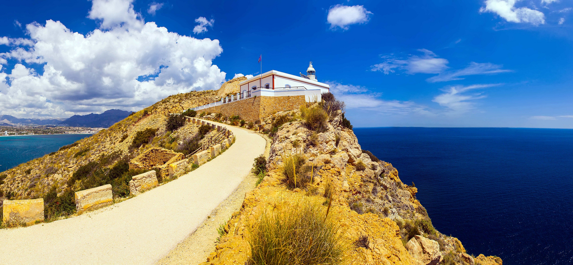 Alicante Urlaub: Leuchtturm in Serra Gelada mit tiefblauem Mittelmeer im Hintergrund.