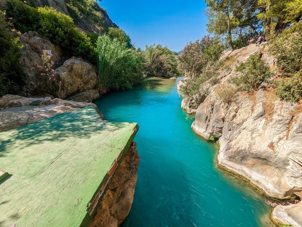 Alicante Urlaub: Natürliches Schwimmbecken mit türkisblauem Wasser.